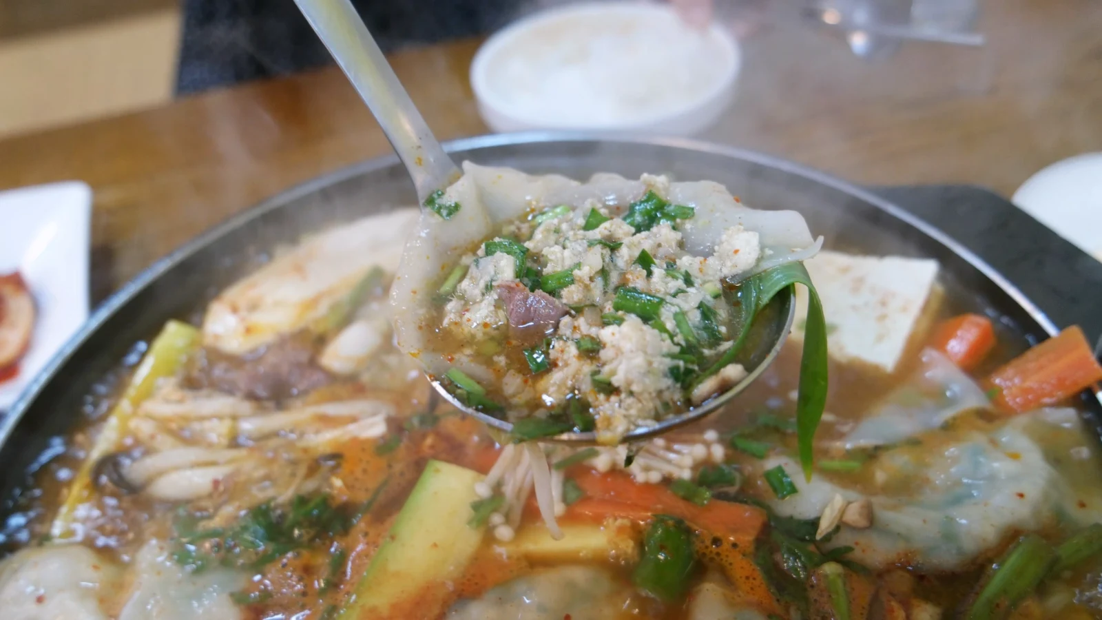 Mandu jeongol at a rolling boil